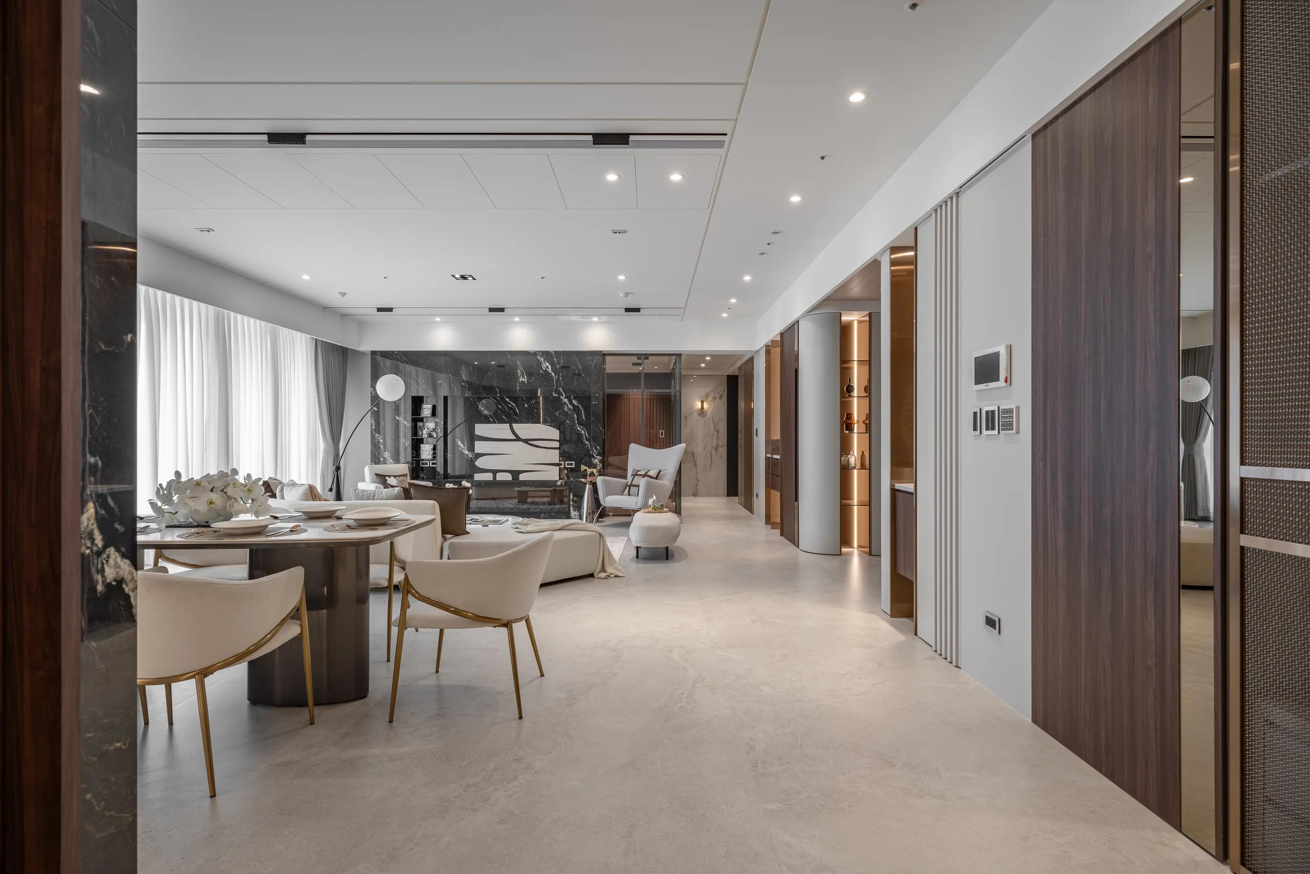 開放式公領域串聯餐廳與長廊，延伸空間視覺尺度